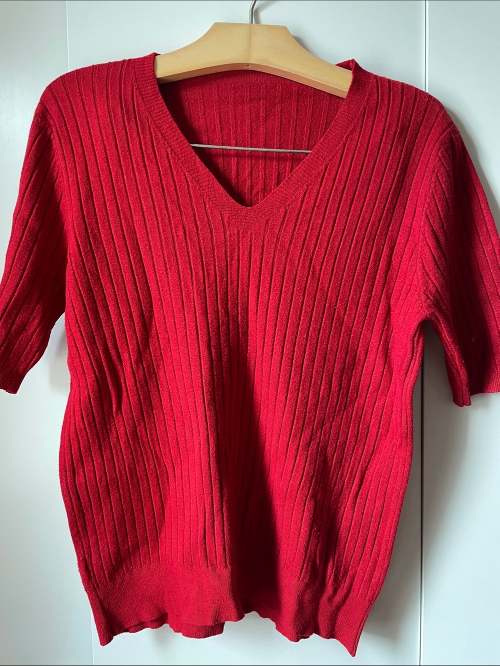 Red Ribbed V-Neck Short Sleeve Sweater - Picture 2 of 3